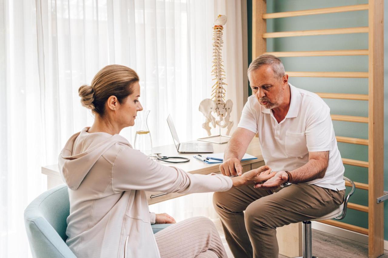 Falkensteiner Spa Resort Marianske Lazne Exterior photo A chiropractor examines a patient's wrist