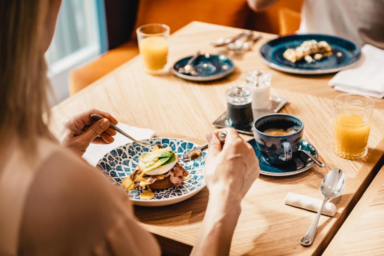 Falkensteiner Spa Resort Marianske Lazne Exterior photo A woman eating breakfast