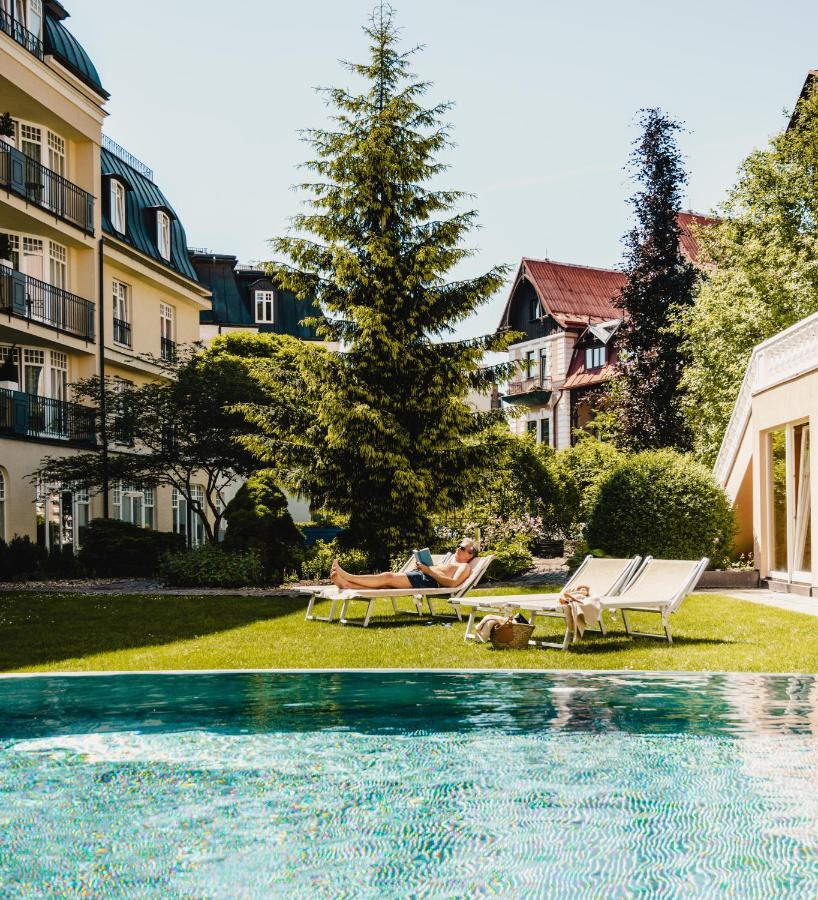 Falkensteiner Spa Resort Marianske Lazne Exterior photo The garden of the hotel