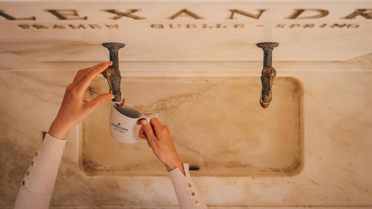 Falkensteiner Spa Resort Marianske Lazne Exterior photo A woman washing her hands in the mikveh