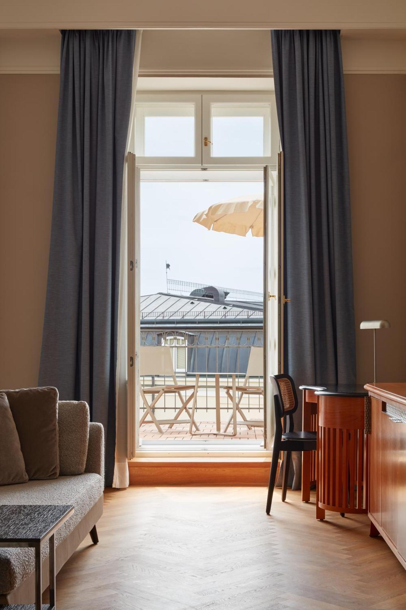 Falkensteiner Spa Resort Marianske Lazne Exterior photo A balcony in a hotel room