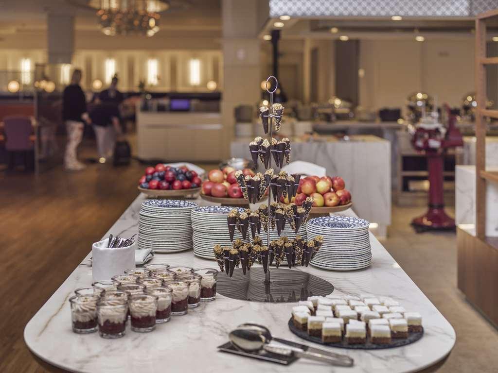 Falkensteiner Spa Resort Marianske Lazne Restaurant photo A dessert buffet