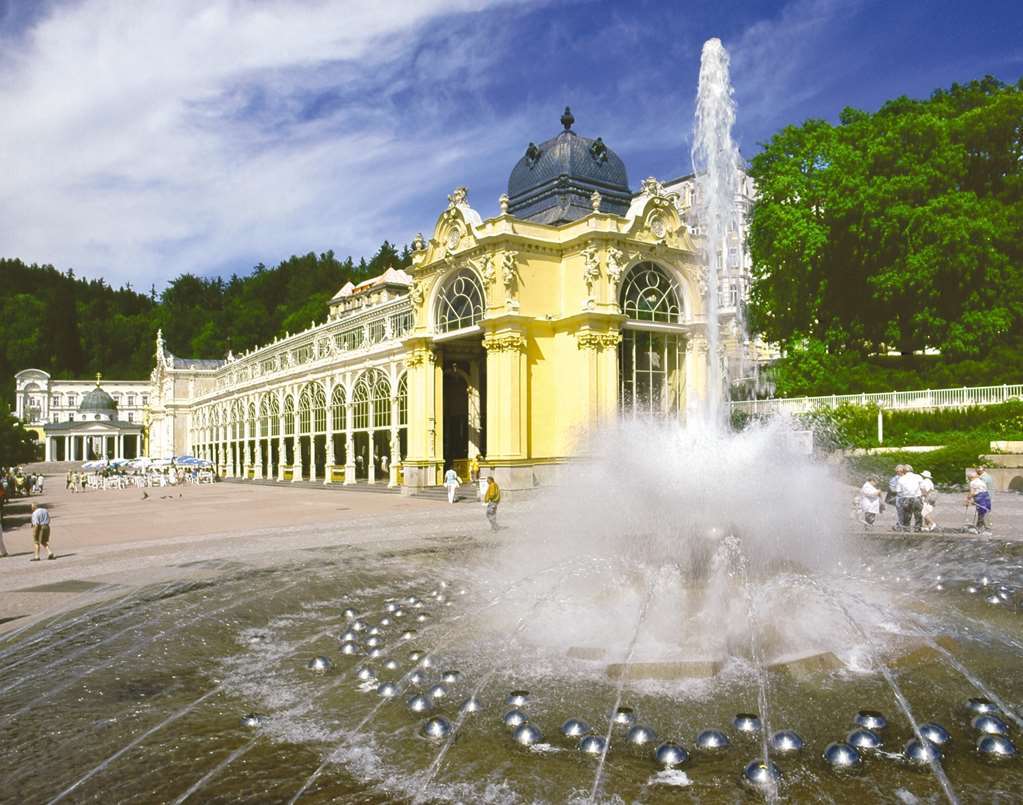 Falkensteiner Spa Resort Marianske Lazne Exterior photo The colonnade in Lázně Bohdaneč